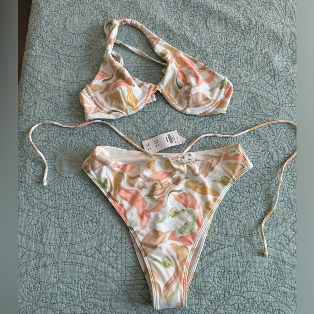 New with tags Abercrombie &Fitch one shoulder floral bikini size medium